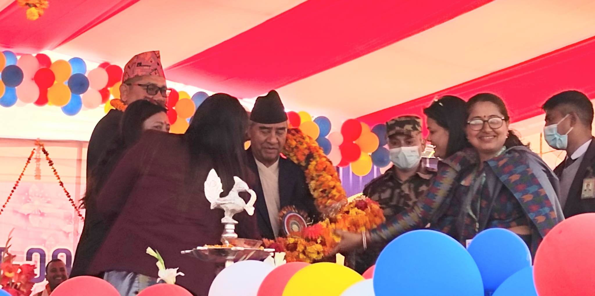 सुदूरपश्चिम महोत्सवमा प्रधानमन्त्री देउवालाई १५ किलोको माला, उनले भने ‘पश्चिम सेती छिट्टै बन्छ’